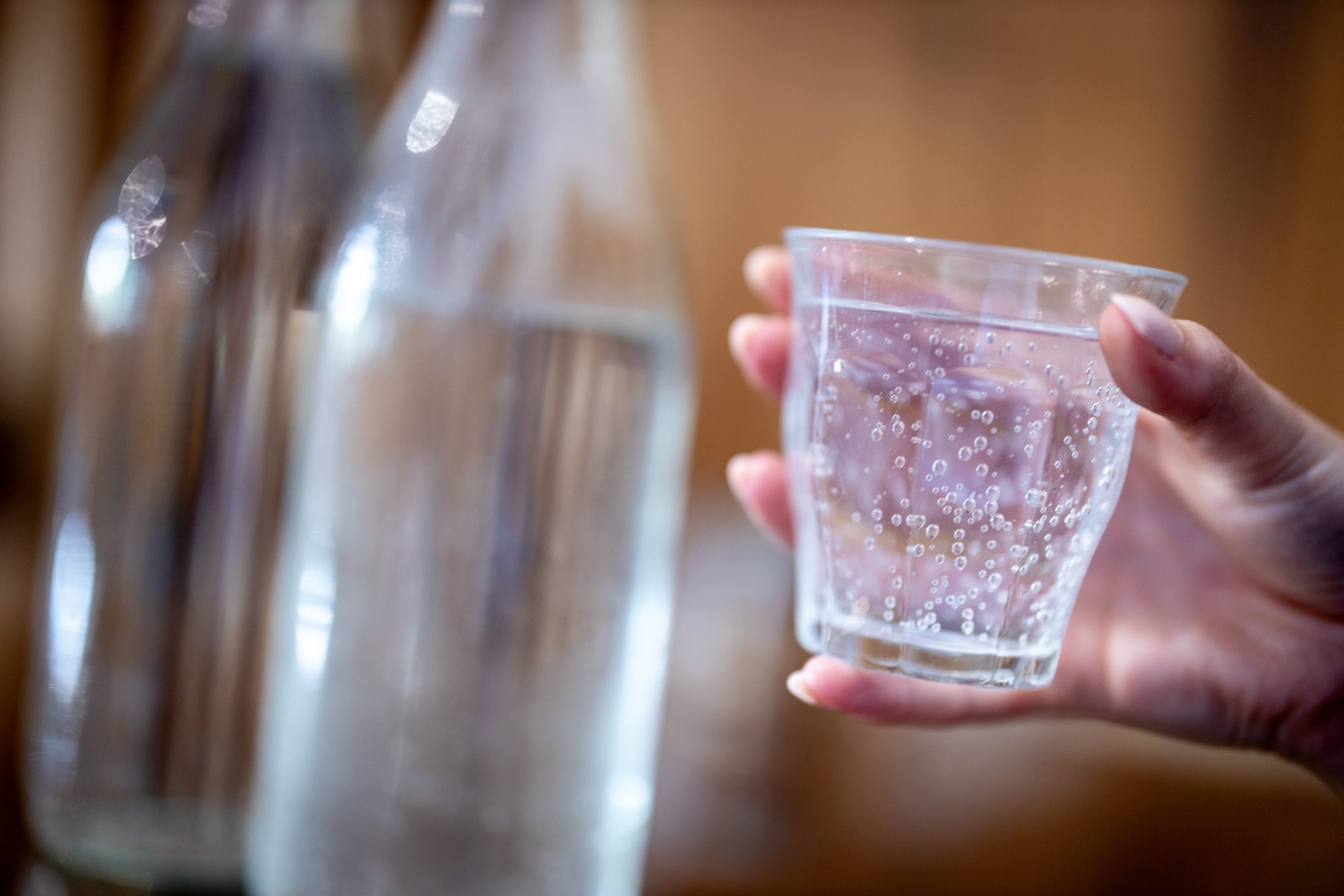 ¿Cuántas calorías tiene el agua con gas?