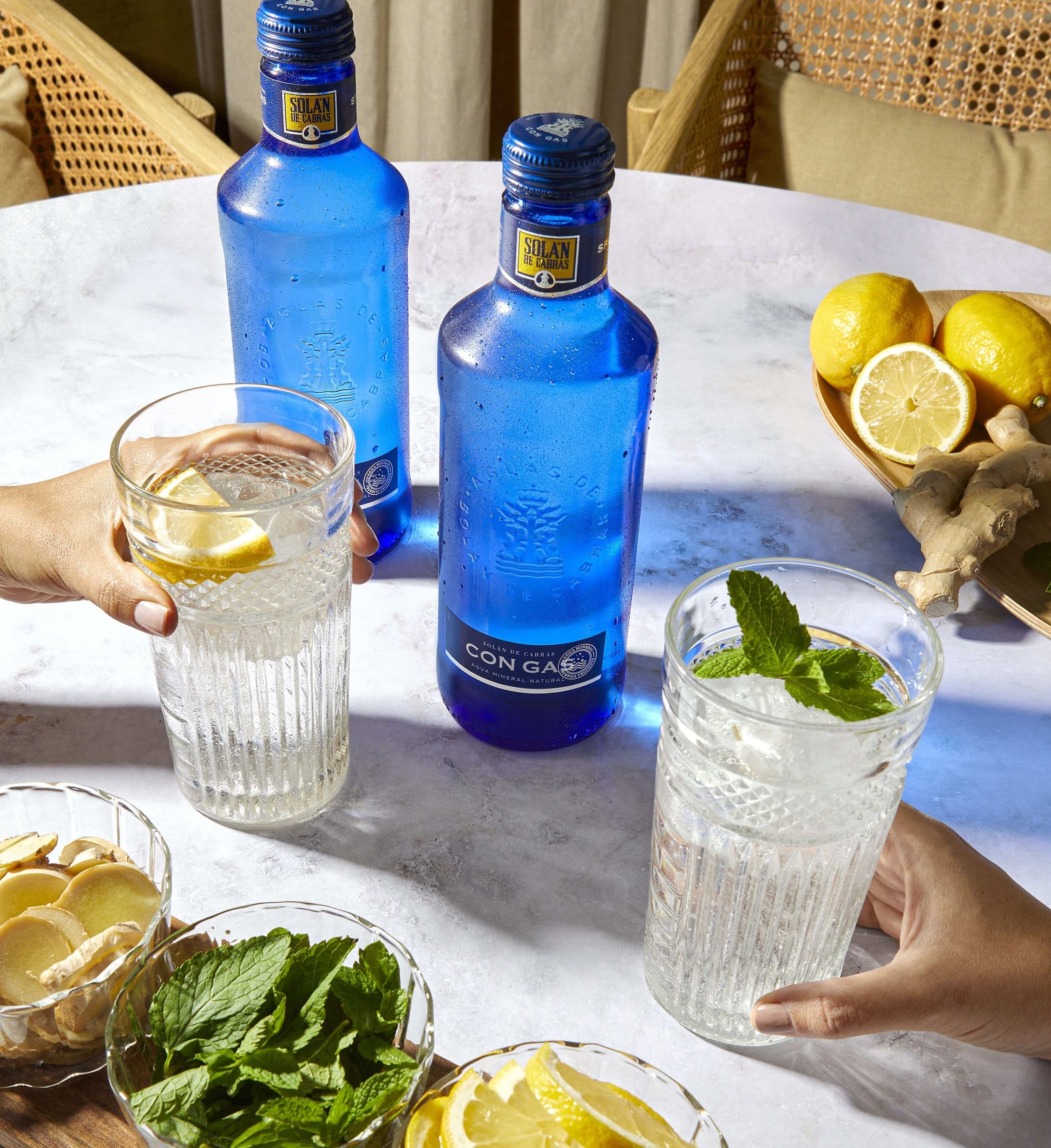 Beneficios de beber agua con gas