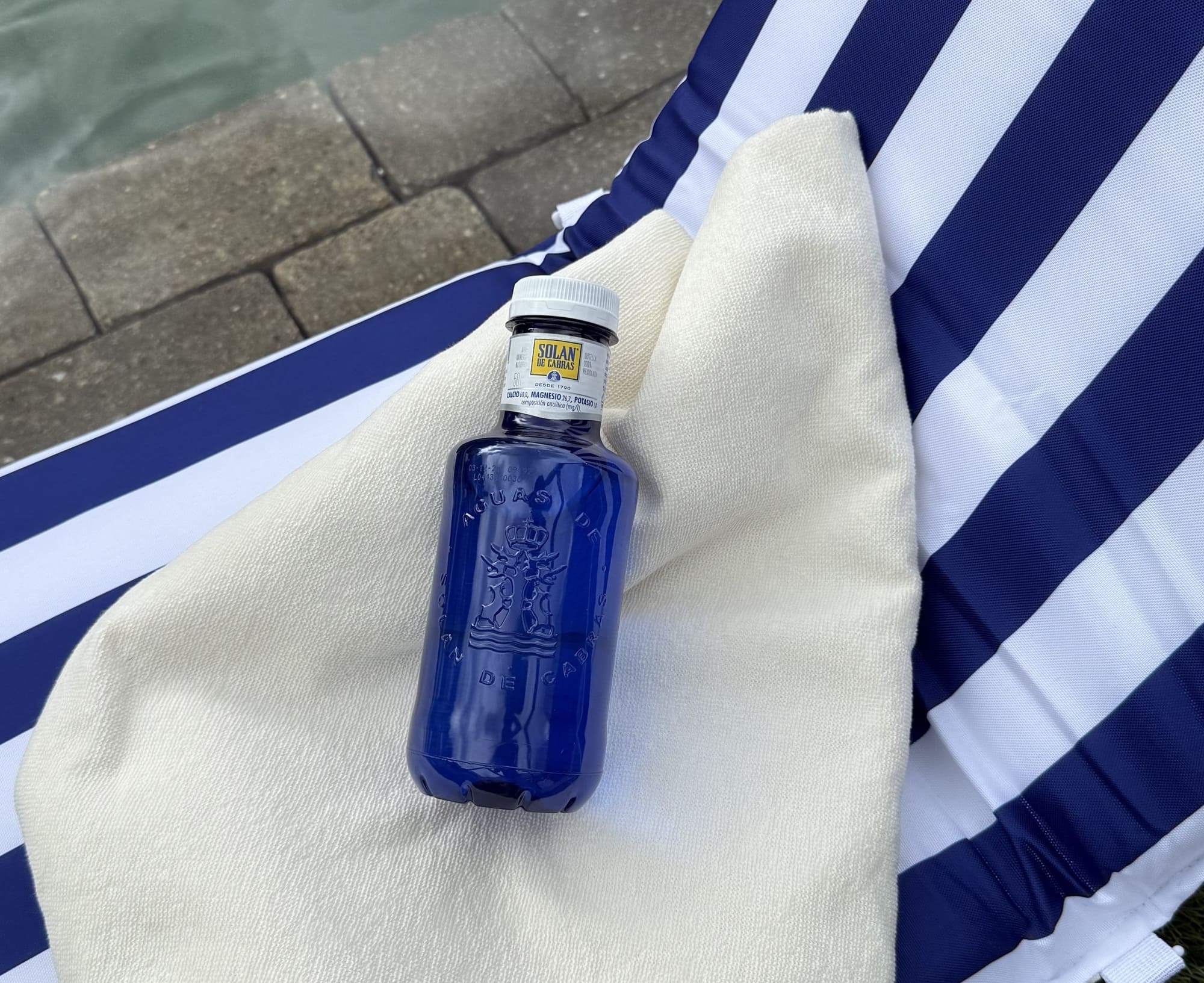 diferencias entre beber agua mineral y del grifo