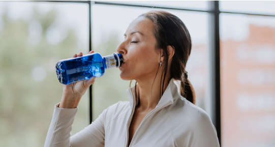 Qué porcentaje de agua tiene el cuerpo humano